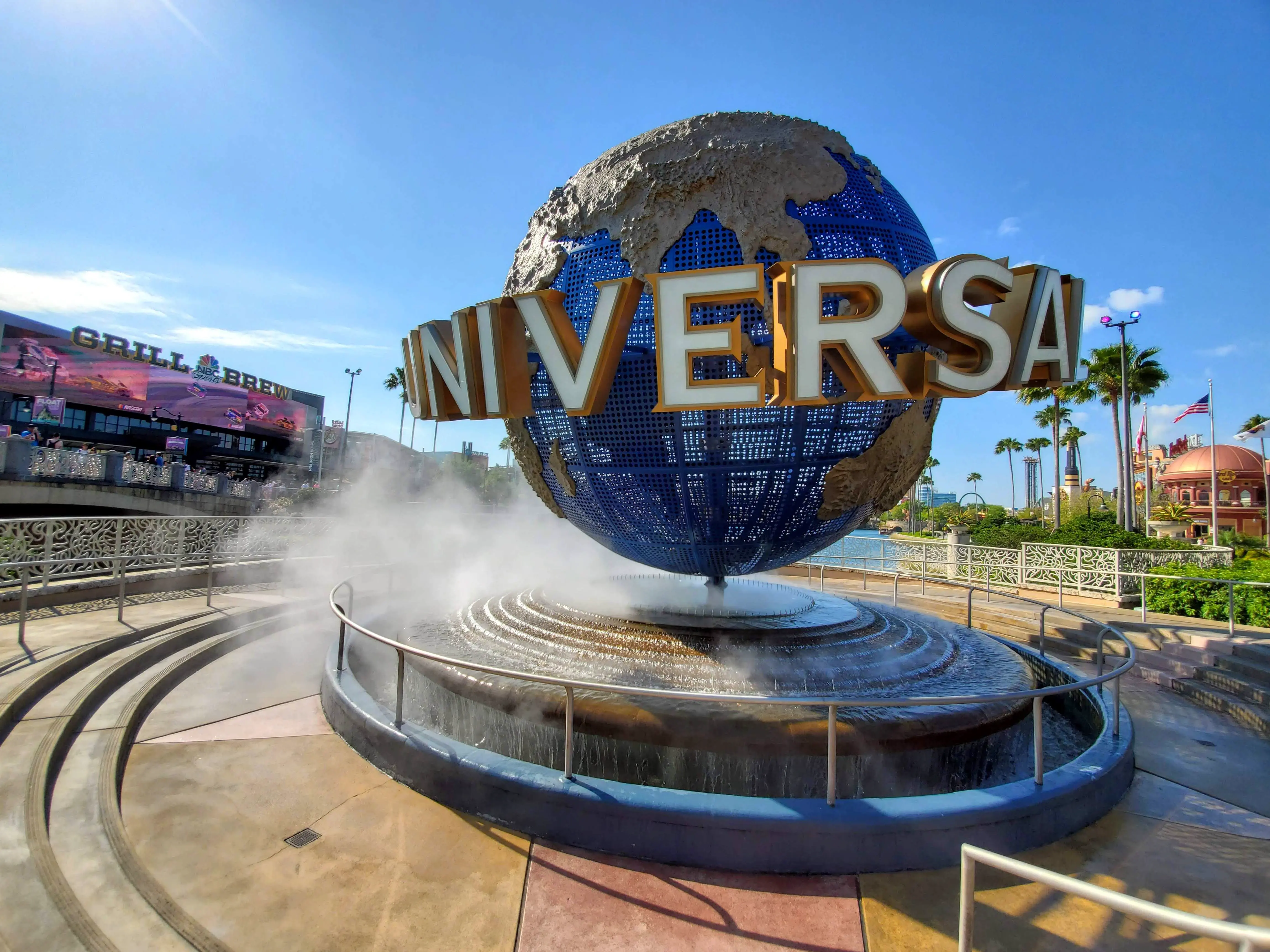 Globo Universal Studios con agua