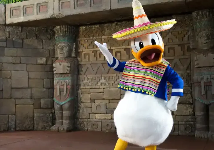 Personajes en EPCOT Foto 3 Donald te recibe con un fuerte abrazo en su spot junto a la pirámide de México. | FOTO: Natalí Freire García