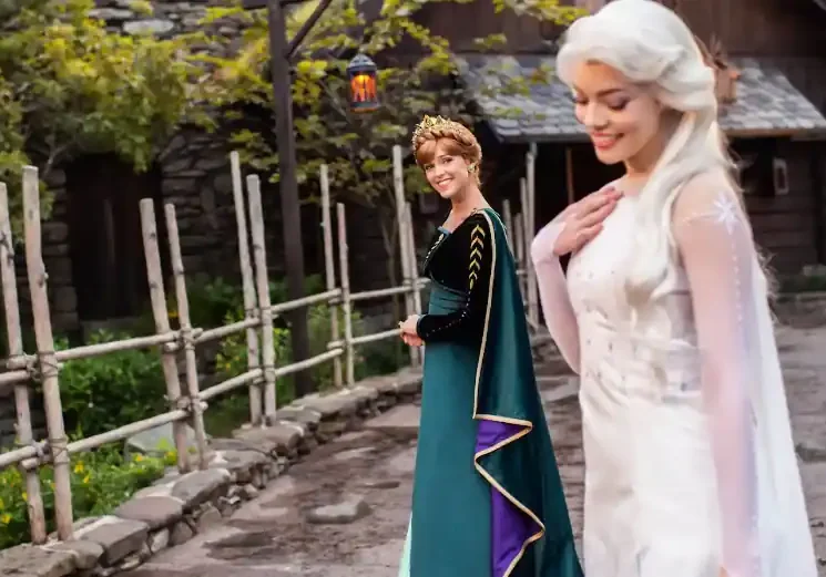 Personajes en EPCOT Foto 4 Las hermosas hermanas de la película Frozen, te dan la bienvenida en su cálido refugio de vacaciones. | FOTO: Natalí Freire García