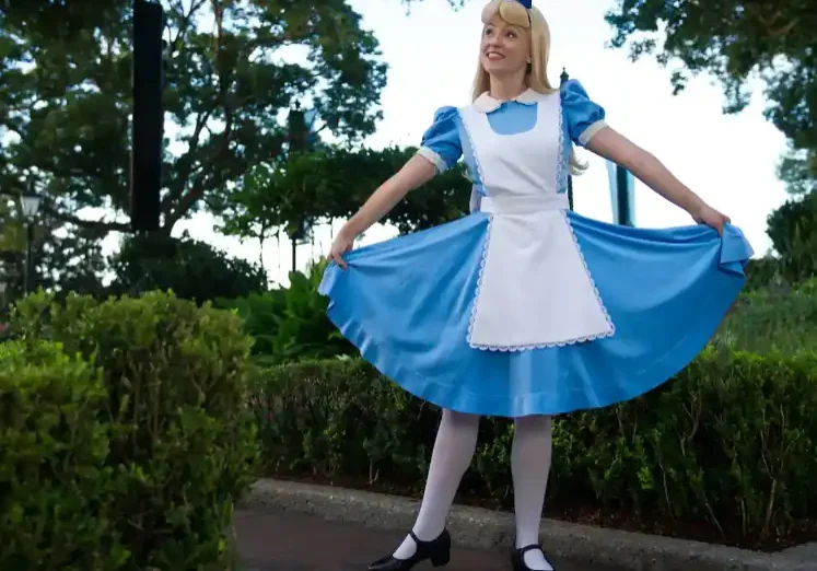 Personajes en EPCOT Foto 6 Saluda a la dulce Alicia en su encantador jardín. | FOTO: Natalí Freire García